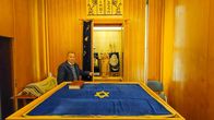 7 Tage ... – Der Rabbiner Avadislav Avadiev vor dem Thoraschrein in der Koblenzer Synagoge,
