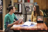 The Big Bang Theory – Mit aller Kraft versucht Sheldon (Jim Parsons, l.) zu lernen, wie man Menschen zum Lachen bringen kann. Amy (Mayim Bialik, r.) ist über seine kläglichen Versuche jedoch alles andere als amüsiert ...