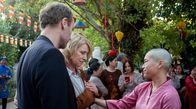 Tatort – Susanne Bonard (Corinna Harfouch, Mitte) und Robert Karow (Mark Waschke, l.) mit Bui Thi Vien (Hanh Mai Thi Tran) beim Fest in der Pagode.