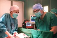 In aller Freundschaft – Dr. Ina Schultes (Isabell Gerschke) Patientin hat während eines Eingriffs einen Herzstillstand. Gut, dass Dr. Elias Bähr (Stefan Ruppe) vom Erfurter JTK gerade an der Sachsenklinik ist.