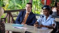 Death in Paradise – DI Neville Parker (Ralf Little) und Sergeant Naomi Thomas (Shantol Jackson) ermitteln in einem verzwickten Mordfall in einer harmonischen Rehaklinik. Doch nichts ist so, wie es scheint.