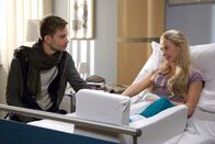 In aller Freundschaft – Stephanie Kalusch (Jenny Bach) und ihr Freund David Junker (Lukas Steltner) sind Musikdarsteller und tanzen gemeinsam als Paar. So haben sie sich auch für ein Musical in Bochum beworben. Als die Zusage kam, war David allerdings alles andere als glücklich: Sie wollen nur ihn. Er bringt es nicht übers Herz, Stephanie die Wahrheit zu sagen.