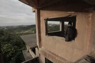 I Wouldn't Go In There – Nakagusuku, Okinawa: RJ im "Spukhotel". Dieses Hotel befindet sich auf einem Hügel neben der Burg Nakagusuku. Es handelt sich um einen verlassenen Ort, der zu einem Hotel umgebaut werden sollte, aber aufgegeben wurde, weil es dort angeblich spuken soll. (Bildnachweis: National Geographic Channels/Dominic Young)