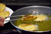 Zu Tisch ... – Patates d'Olot werden frittiert.
