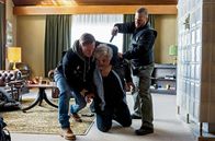 Harter Brocken – Die Biker Chris (Merlin Leonhardt, li.) und Groll (Aurel Manthei, re.) überwältigen Dorfsheriff Koops (Aljoscha Stadelmann).