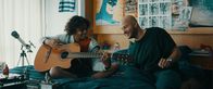 3 Hz – Thomas (Stan Van Samang) bringt Felix (Junes Callaert) auf der Gitarre den Lieblingssong von Marijke bei.