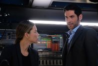 Lucifer – Chloe (Lauren German, l.); Lucifer (Tom Ellis, r.)