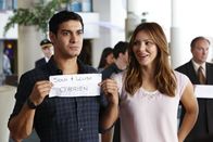 Scorpion – Während Paige (Katharine McPhee, r.) sich wundert, warum Walter (Elyes Gabel, l.) seine Eltern mit einem Schild vom Flughafen abholt, macht dieser ihr klar, dass er seine Eltern vor 15 Jahren das letzte Mal gesehen hat ...