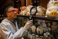 SOKO Stuttgart – Nachdem der Eigentümer und Leiter des "Haus des Schweines" in einem der Ausstellungsräume erstochen aufgefunden wird, wird das Museum von dem Leiter der KTU Jan Arnaud (Mike Zaka Sommerfeldt) und seinem Team auf den Kopf gestellt.