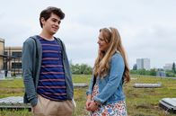 In aller Freundschaft – Lisa (Ella Zirzow) will mehr über Nils (Paul Stiehler) erfahren und zeigt offen ihr Interesse an ihm. Doch Nils hat Bedenken: Er ist durch seine Krankheitsgeschichte nicht der Typ, mit dem man Spaß haben kann, er muss sich ständig schonen und in naher Zukunft wird er auf ein Spenderherz angewiesen sein. Doch Lisa lässt sich nicht abschrecken und erzählt ihm von der Tragik in ihrer Familie.