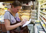 Reporter – Praktische Übung: Wohnschülerin Janine Zobrist kauft die Zutaten für das Mittagessen ein