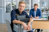 Die Rosenheim-Cops – Polizeihauptmeister Mohr (Max Müller, l.) hat Kommissar Hansen (Igor Jeftic, r.) die Unterlagen aus der Firma des Opfers gebracht.