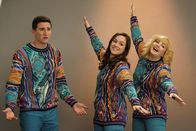 The Goldbergs – (v.li.) Sam Lerner (Geoff Schwartz), Hayley Orrantia (Erica Goldberg), Wendi McLendon-Covey (Beverly Goldberg).