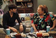 Two and a Half Men – Obwohl Berta (Conchata Ferrell, r.) wenig Interesse daran hat, ihren Geburtstag zu feiern, hat sich Walden (Ashton Kutcher, l.) etwas Besonderes für sie einfallen lassen ...