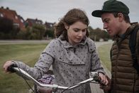 neoriginal: Sløborn – "Herm" (Adrian Grünewald) hat sich in Mitschülerin Yvonne (Linda Stockfleth) verliebt.