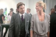 Jo Nesbø's Headhunters – Diana (Synnøve Macody Lund) hat eine Affäre mit Clas Greve (Nikolaj Coster-Waldau), der sich als Geschäftsmann ausgibt.