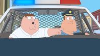 Family Guy – Als Peters (l.) Karre verreckt, ist Freund und Helfer Joe (r.) zum Glück zur Stelle, um ihn mitzunehmen, doch dann wird Joe plötzlich über den Polizeifunk zu einem Einsatz gerufen ...