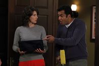 How I Met Your Mother – Kevin (Kal Penn, r.) kann nicht fassen, dass sich Robin (Cobie Smulders, l.) in Teds Date einmischt ...