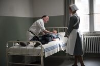 Charité – Widerstandskämpfer Hans von Dohnanyi (Max von Pufendorf, M.) steht als Patient in der Charité unter dem Schutz von Prof. Sauerbruch (Ulrich Noethen, l.). Sauerbruch ahnt nicht, dass Schwester Christel (Frida-Lovisa Hamann, r.) de Crinis über Dohnanyi berichtet.
