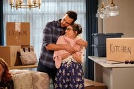 Call Me Kat – Max (Cheyenne Jackson, l.); Kat (Mayim Bialik, r.)