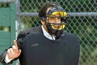 Monk – Seit Sharonas Sohn Benji Baseball spielt ist Mr. Monk (Tony Shalhoub) gezwungen sich mit diesem Sport auseinanderzusetzen.