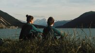 Windstill – Von links: Die Schwestern Lara (Giulia Goldammer) und Ida (Barbara Krzoska). Weiteres Bildmaterial finden Sie unter www.br-foto.de.