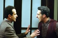 Monk – Monks Vater kündigt seinen Besuch an und versetzt damit Monk (Tony Shalhoub, l.) und seinen ebenfalls von Neurosen geplagten Bruder Ambrose (John Turturro) in helle Aufregung.