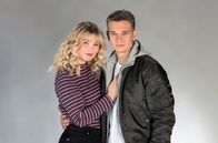 Rote Rosen – Maurice Pawlewski (r.) als Marvin Köpke mit Malene Becker (l.) als Charlotte Dahlmann.
