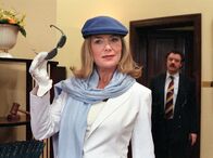 Die Rosenkrieger – Elvira Kupfer (Jutta Speidel) spielt die Disko-Besitzerin. Der Imagewechsel wirkt überaus belebend auf die sauertöpfische Juristin, die sich auf Kosten ihres Chefs ein schickes neues Outfit zugelegt hat.