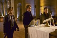 Castle – Ein Priester, der nicht so heilig ist, wie er tut und ein Opfer, dessen Leben einem Lügengebilde gleicht: In was für einen Fall sind Ryan (Seamus Dever, l.), Castle (Nathan Fillion, M.) und Esposito (Jon Huertas, r.) denn da gestolpert?