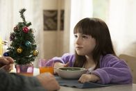 Versprochen ist versprochen 2 – Die kleine Noel (Kennedi Clements) kann Weihnachten kaum noch abwarten. Sie möchte das Fest dieses Jahr gemeinsam mit Vater Larry, Mutter Trish und Victor, dem neuen Mann ihrer Mutter, feiern. Papa Larry ist von der Idee jedoch alles andere als begeistert ...