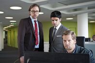 Der letzte Bulle – Was ist mit Dr. Wolfgang Klein (Nicki von Tempelhoff, l.), der sich ebenfalls als einer der Gekündigten entpuppt?. Schon bald finden die beiden Ermittler Mick (Henning Baum, r.) und Andreas (Maximilian Grill, M.) heraus, dass er mit der Ermordeten intensiver als bekannt war, als er zugeben möchte ...; Was ist mit Dr. Wolfgang Klein (Nicki von Tempelhoff, l.), der sich ebenfalls als einer der Gekündigten entpuppt?. Schon bald finden die beiden Ermittler Mick (Henning Baum, r.) und Andreas (Maximilian Grill, M.) heraus, dass er mit der Ermordeten intensiver als bekannt war, als er zugeben möchte ...