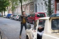 Neben der Spur – Ruiz (Jürgen Maurer) bemerkt in einem Wagen den ehemaligen Verdächtigen im Fall Lilli Holsten, Robert Riess (Milton Welsh), und wird von ihm über den Haufen gefahren. Anna (Marie Leuenberger) reagiert sofort und stoppt Riess' Wagen.