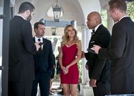 Navy CIS: L.A. – Callen (Chris O'Donnell, 2.v.l.) und Sam (LL Cool J, 2.v.r.) unterstützen Anna (Bar Paly, M.) bei ihrem Plan und gemeinsam ermitteln sie Undercover ...