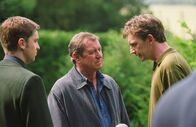 Inspector Barnaby – Barnaby (John Nettles, M.) und Troy (Daniel Casey, l.) wollen es wissen: Hat der Autohändler Mungo Mortimer (Colin Tierney, r.) ein Alibi für die Nacht, in der seine Tante starb?