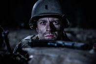 Hitlers letzter Widerstand – REENACTMENT- Leutnant Ralph Kerley bereitet sich auf einen nächtlichen Gegenangriff auf seine Stellung vor. Gespielt von: Gavin Marck. (Holdout II Productions Inc./Liam Herring)