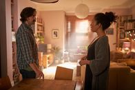 Killing Eve – Als Niko (Owen McDonnell) erfährt, was Eve (Sandra Oh) vor ihm verheimlicht, hat er ein ernstes Wort mit ihr zu reden.