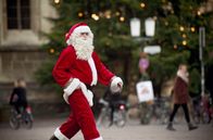 Tatort – Artjom (Sascha Alexander Geršak) kann kurz vor Heilig Abend als Weihnachtsmann unerkannt durch Münster streifen.