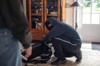 Großstadtrevier – Da kriegen beide Seiten einen Schreck: Der Einbrecher wird in der Villa von Tochter des Hauses auf frischer Tat ertappt.