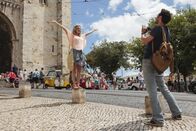 Weil ich dich liebe – Frisch verliebt in Lissabon - was könnte schöner sein? Eva (Felicitas Woll, l.) und Luis (Renato Schuch, r.) verbringen gemeinsam wunderbare Wochen voller romantischer Sonnenuntergänge, aufregenden Sightseeing-Touren und feuchtfröhlichen Familienbesuchen auf dem Lande - bis Eva schwanger wird ...; Frisch verliebt in Lissabon - was könnte schöner sein? Eva (Felicitas Woll, l.) und Luis (Renato Schuch, r.) verbringen gemeinsam wunderbare Wochen voller romantischer Sonnenuntergänge, aufregenden Sightseeing-Touren und feuchtfröhlichen Familienbesuchen auf dem Lande - bis Eva schwanger wird ...