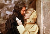 Niagara – Heimlich treffen sich Rose (Marilyn Monroe, r.) und ihr Liebhaber Ted (Richard Allan, l.) bei den Niagarafällen. Gemeinsam wollen sie den kranken Ehemann von Rose beseitigen ...