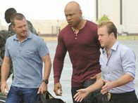 Hawaii Five-0 – Gemeinsam ermitteln sie in einem Fall: Callen (Chris O'Donnell, l.), Sam (LL Cool J, M.), und Danny (Scott Caan, r.) ...