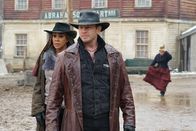Sharknado 6 – Hai-Sturm-Bezwinger Fin Shephard (Ian Ziering) und Skye (Vivica A. Fox)