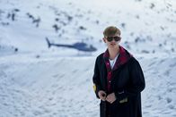Alex Rider – Alex Rider (Otto Farrant) nimmt eine falsche Identität an und spielt den Sohn eines Millionärs. Keiner ahnt, dass er ein Agent ist, der heimlich spioniert.