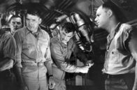 U 23 - Tödliche Tiefen – Richardson (Clark Gable, 2.v.r.) und Bledsoe (Burt Lancaster, 3.v.r.) haben gerade ihre ersten Crew-Mitglieder verloren.