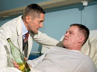 In aller Freundschaft – Uwe Helmich (Thomas Lawinky, rechts) sieht mit der Krebsdiagnose keinen Sinn mehr in seinem Leben. Als Dr. Kaminski (Udo Schenk) operieren will, findet er ihn betrunken vor und muss die Operation verschieben.
