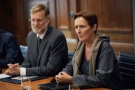 Killing Eve – Bei der Lagebesprechung stellt Abteilungsleiter Frank Haleton (Darren Boyd) Carolyn Martens (Fiona Shaw) vor. Als Leiterin des Russland Referats hat Carolyn bereits eine erste Ahnung, wer hinter dem professionellen Mord stecken könnte.