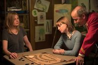 The Exorcist – Der Dämon dringt in Angelas (Geena Davis, l.) Gedanken ein und bringt sie zurück in die Zeit, als sie selber noch ein junges Mädchen (Sophie Thatcher, M.) war und den Dämon (Robert Emmet Lunney, r.) willig in ihr Leben ließ ...