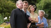 Father Brown – Father Brown (Mark Williams l.), Sid Carter (Alex Price, 2.v.l.), Lady Felicia (Nancy Carroll, 2.v.r.) und Mrs. McCarthy (Sorcha Cusack, r.) halten stets zusammen.