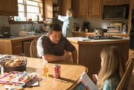 Deepwater Horizon – Felicia (Kate Hudson, M.) und Sydney (Stella Allen, r.) wissen, dass Mike (Mark Wahlberg, l.) als Chefelektriker der Deepwater Horizon Ölplattform keinen ungefährlichen Job hat, doch ein schreckliches Ereignis lässt alle Befürchtungen schlagartig Realität werden ...